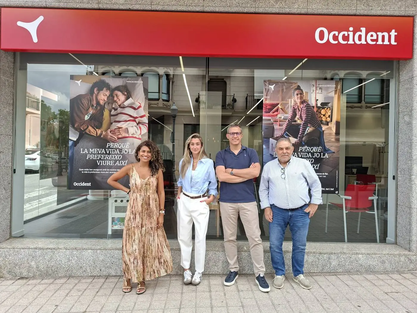 L'equip de l'Oriol Batalla davant l'oficina d'Occident a Sant Quirze del Vallès