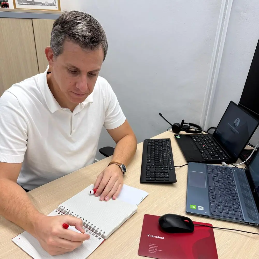 L'Oriol preparant una proposta per a un client