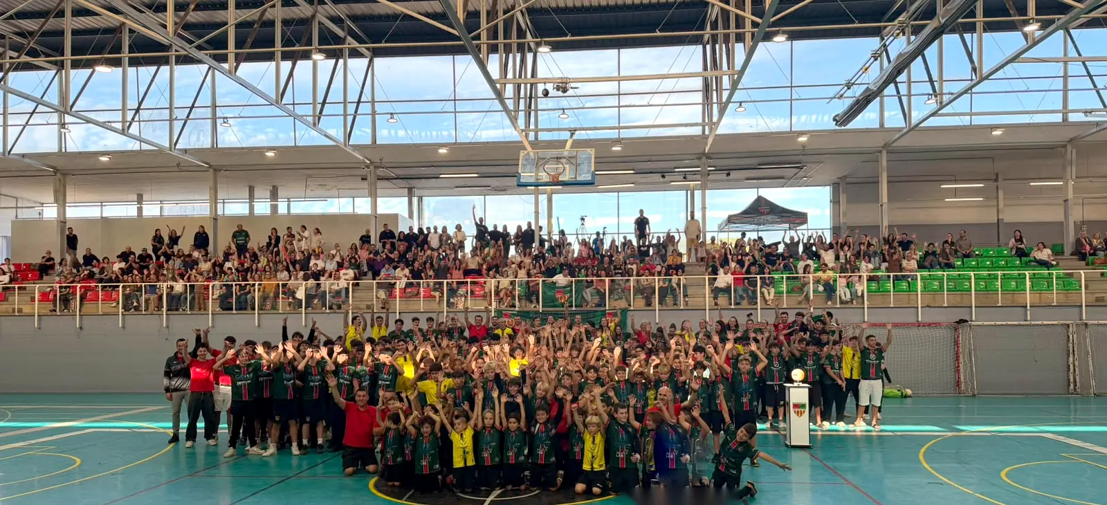 Presentació de la temporada del Sant Quirze Futsal al pavelló, amb jugadors i famílies