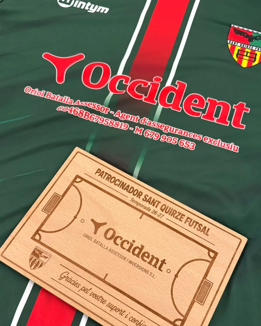 Samarreta del Sant Quirze Futsal amb el patrocini d'Occident i la placa de patrocinador de la temporada 26-27